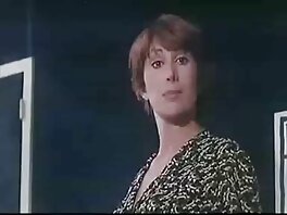 კოხტა გარყვნილი ქალი ზეთდება და ძლიერად იჭრება ფურგონში